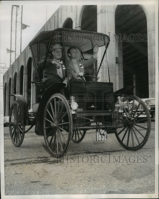 1955 Press Photo Morgan Wright & Emmit Shelley arrive in Sear Model "G" auto-Historic Images