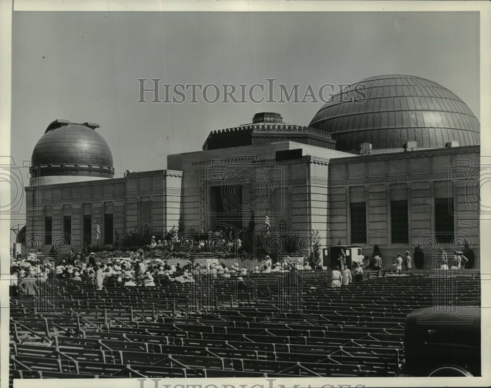 1934 Press Photo Dr. Robert Millikan speaking to gathered crowd in Los Angeles- Historic Images