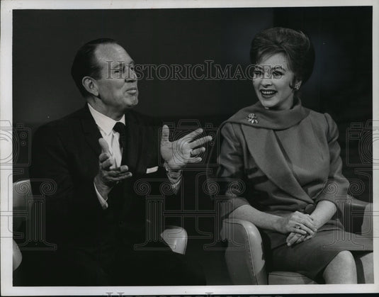 1964 Press Photo Amanda Blake talks with Art Linkletter about the "Gunsmoke"-Historic Images
