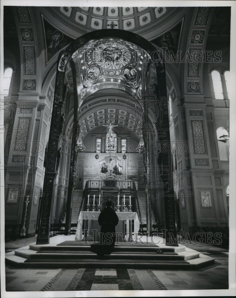 1956 Press Photo Franciscan friar kneels at the main alter of the church to pray-Historic Images