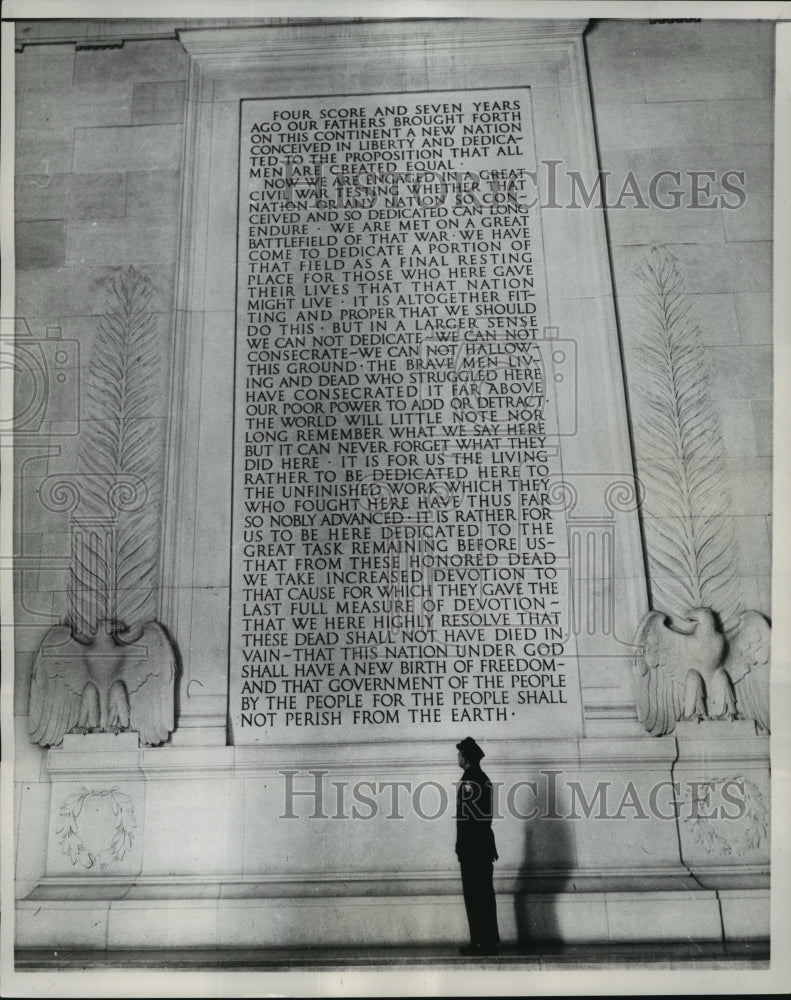 1958 Press Photo policeman Joe L&#39;etoile views the Gettysburg address inscription-Historic Images