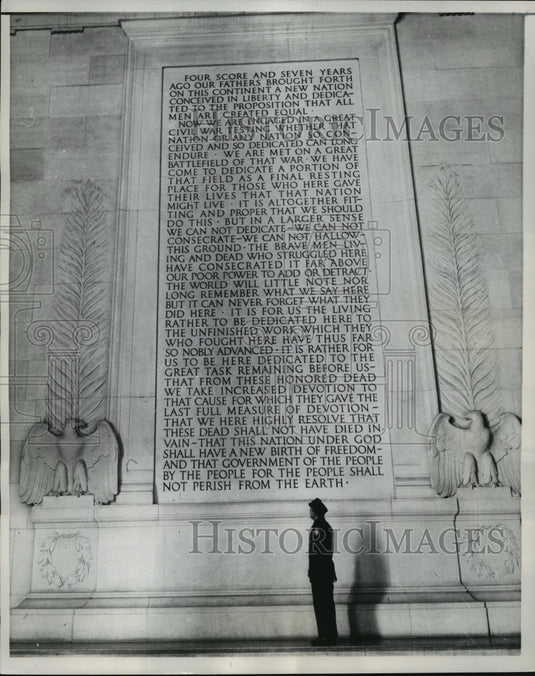 1958 Press Photo policeman Joe L'etoile views the Gettysburg address inscription-Historic Images