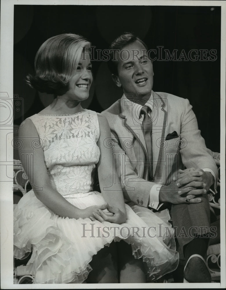 1967 Press Photo Vikki Carr and Pat Boone on The Pat Boone Show.- Historic Images