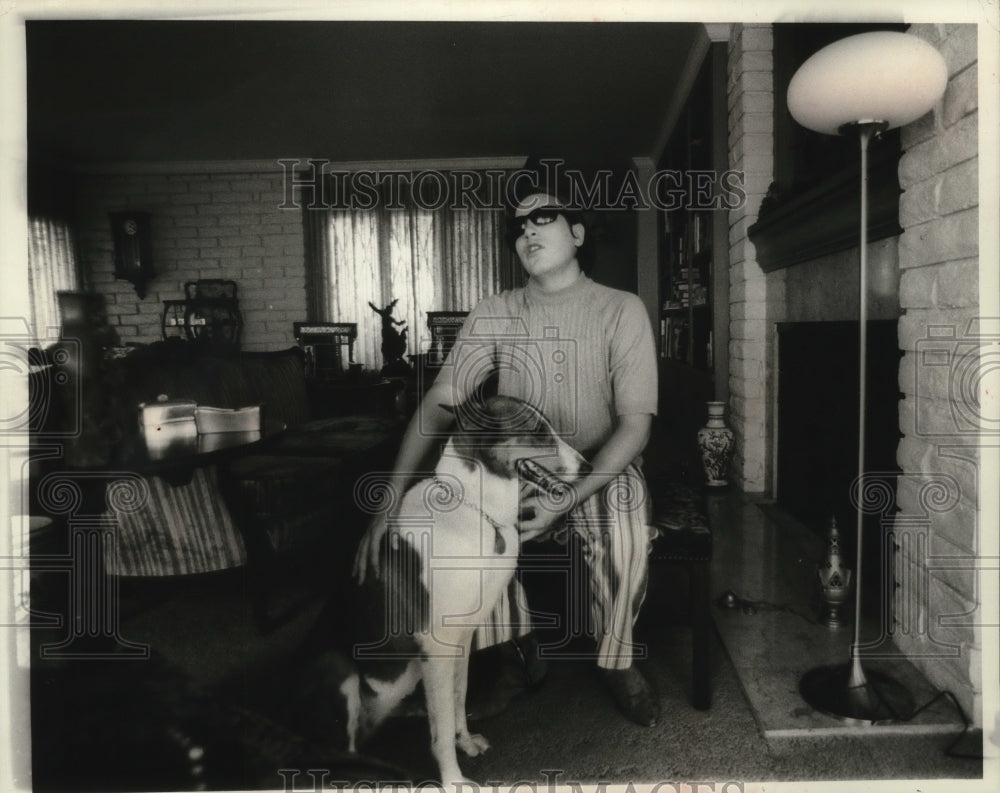 1970 Press Photo Jose Feliciano depends on his dog Trudy to "see" for him- Historic Images