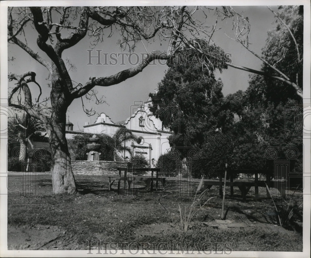 1951 Press Photo California-Mission Of San Luis Rey, Beautifully landscaped.-Historic Images