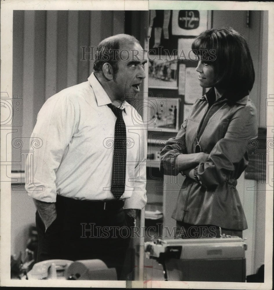 1977 Press Photo Ed Asner and Mary Tyler Moore in Lou Grant.-Historic Images