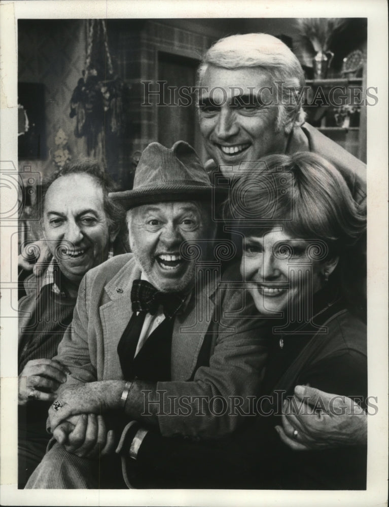 1976 Press Photo Robert Alda stars in &quot;At The Top&quot; with cast Mickey Rooney et al-Historic Images
