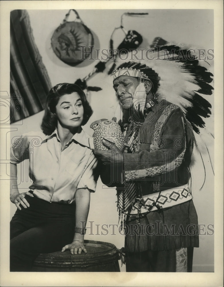 1960 Press Photo Joane Dru and J. Carrol Naish in "Guestward Ho!" - mjx18198-Historic Images