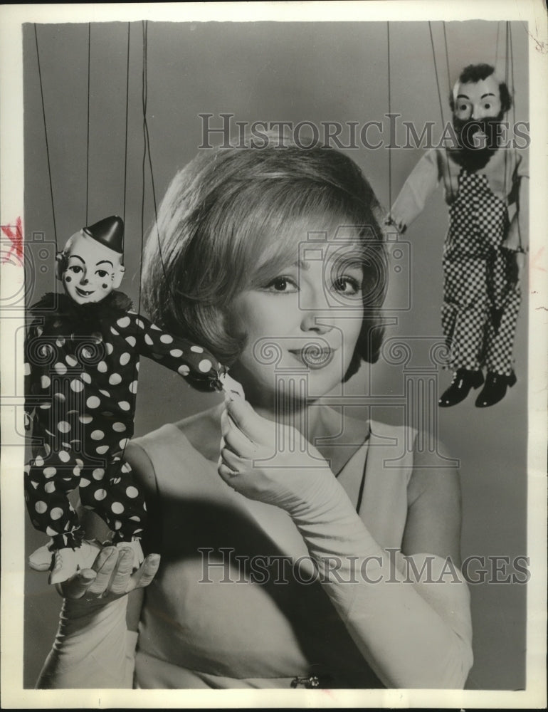 1963 Press Photo Edie Adams with marionettes on her &quot;Here&#39;s Edie&quot; special-Historic Images