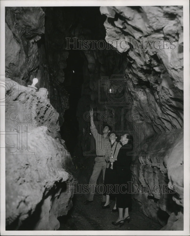 1953 Press Photo Visitors at Carter Caves State Park in Kentucky - mjx18468-Historic Images