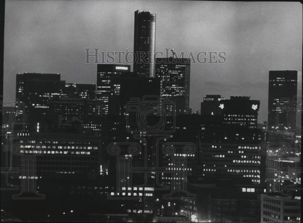 1977 Press Photo Atlanta evening skyline, Peachtree Plaza Hotel central-Historic Images