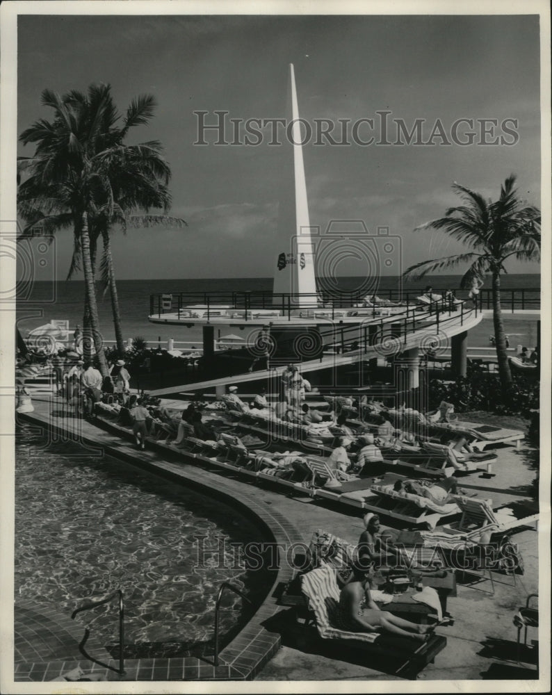 1958 Press Photo Miami Beach hotels offer spacious sunning areas on the Atlantic-Historic Images