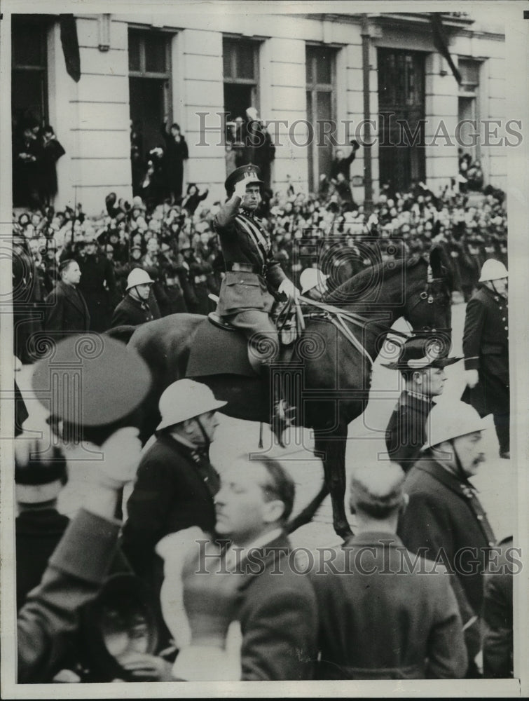 1934 Press Photo King Leopold rides a horse to parliament in Brussels.-Historic Images