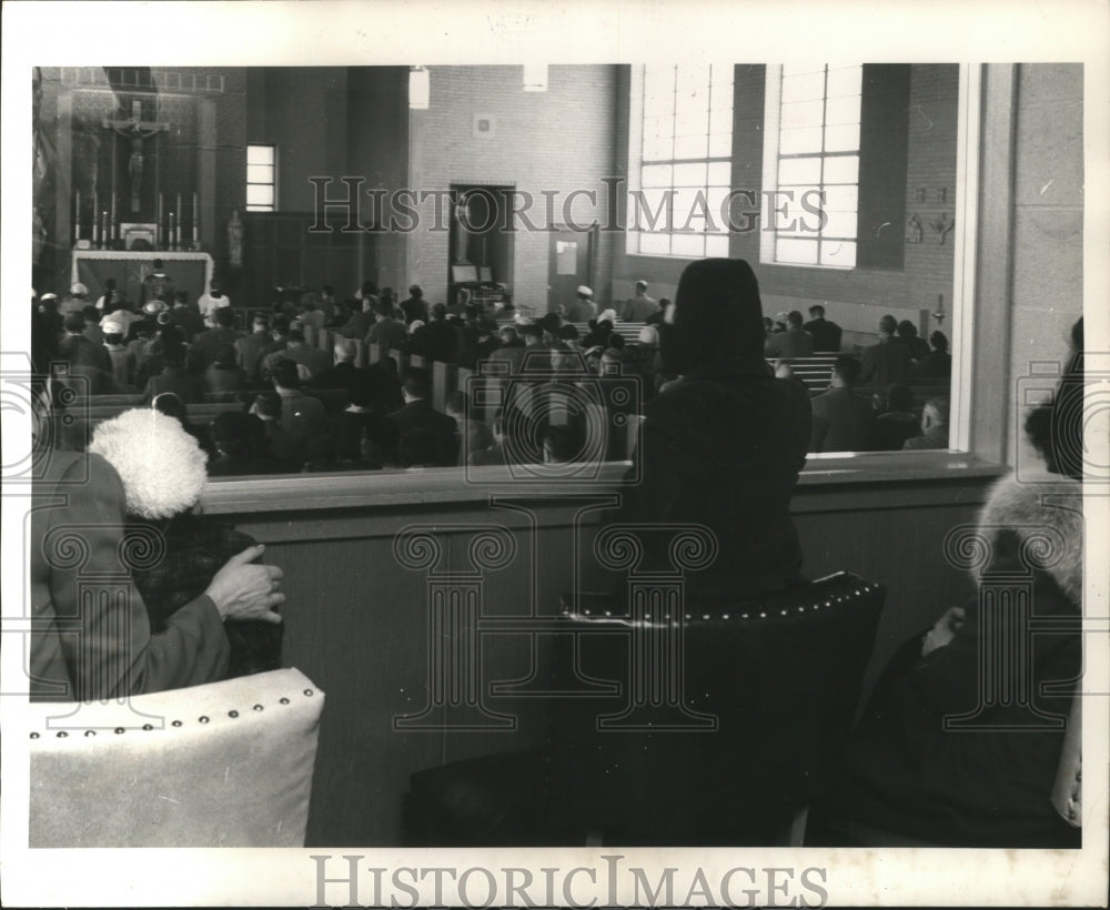 1954 Press Photo Soundproof section in St. Bartholomew&#39;s Church for mothers.-Historic Images