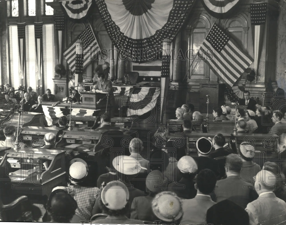1952 Press Photo 700 people crowd in room for inauguration of Mayor Zeidler.- Historic Images