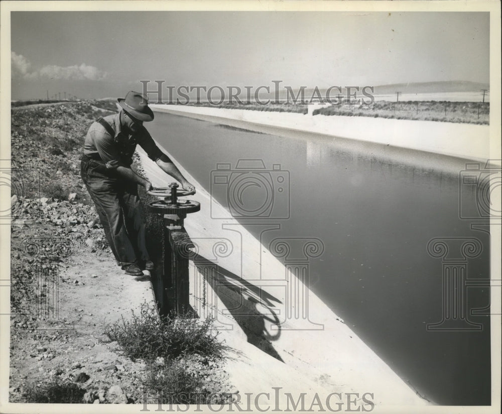 1952 Press Photo Columbia Basin Project- Ephrata,Wash, Ditchrider opens turnout.-Historic Images