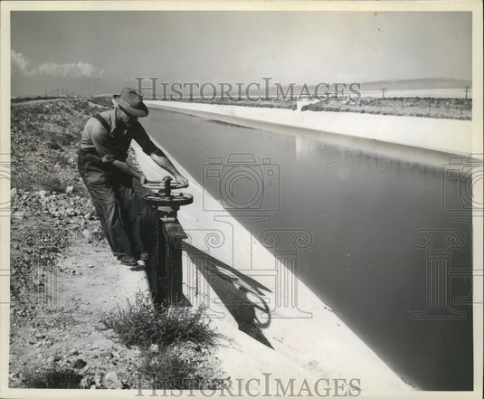 1952 Press Photo Columbia Basin Project- Ephrata,Wash, Ditchrider opens turnout.-Historic Images