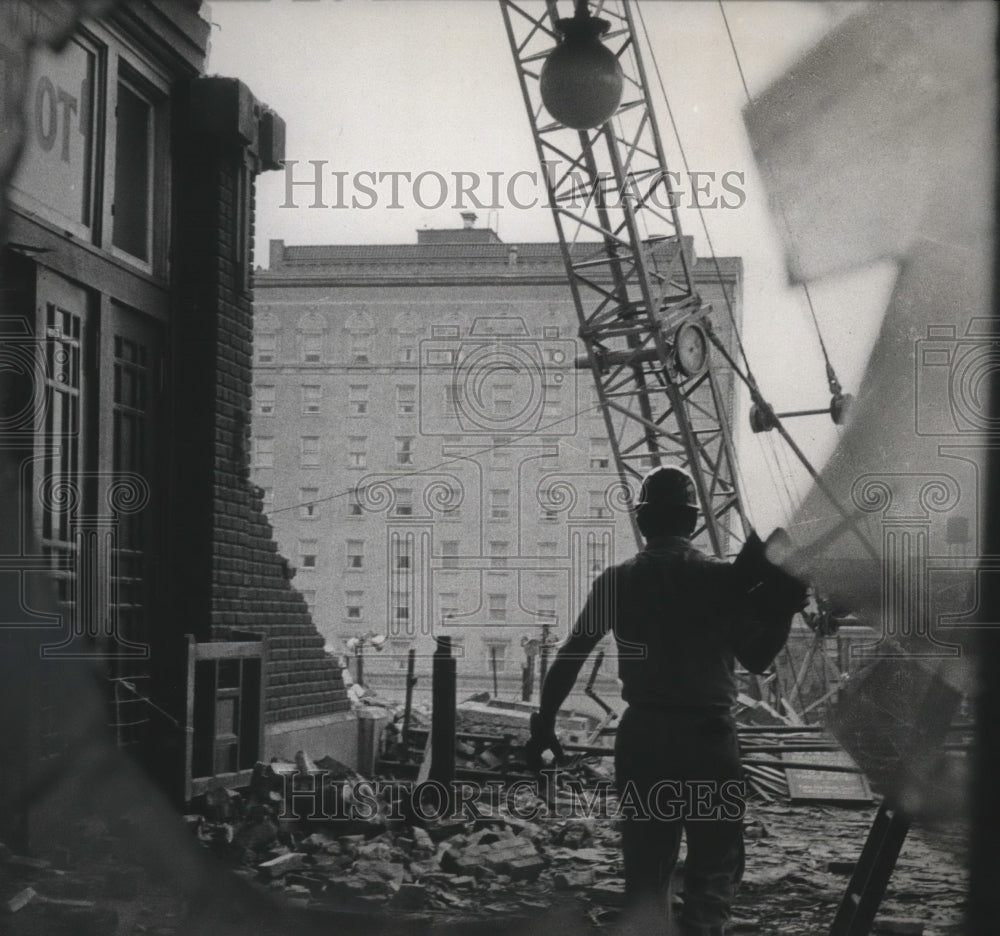 1964 Press Photo A familiar landmark, the North Shore Depot, is being torn down-Historic Images