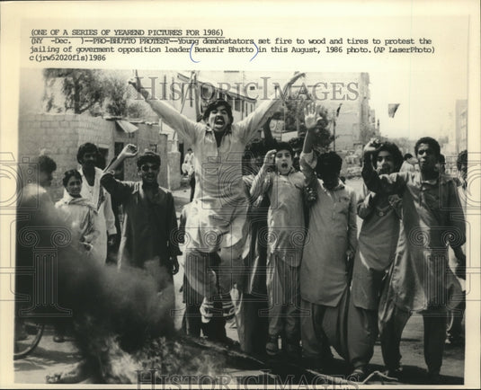 1986 Press Photo Young demonstrators set fire to wood and tires to protest-Historic Images