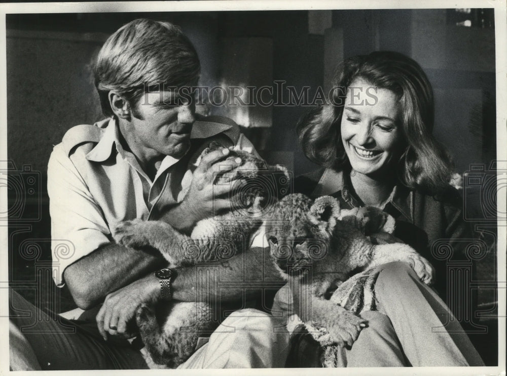 1974 Press Photo Co-stars Gary Collins and Diana Muldaur with supporting cast-Historic Images