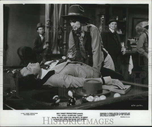 1975 Press Photo Susan Clark knocks out Bill Bixby in "The Apple Dumpling Gang"-Historic Images