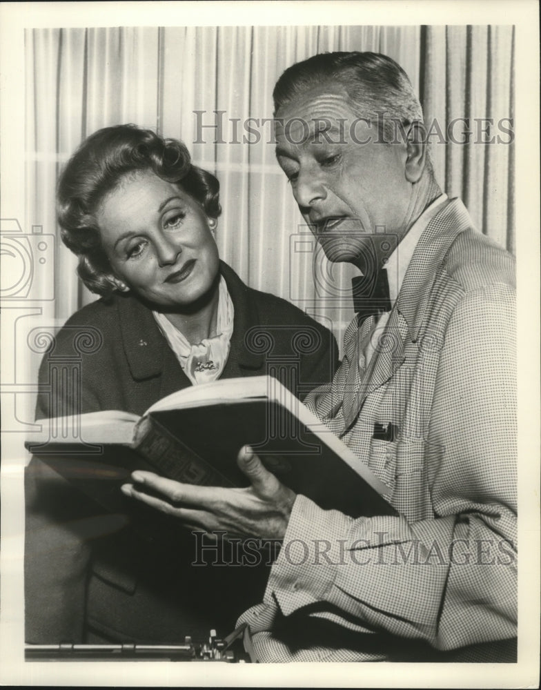 1961 Press Photo Constance Moore and Robert Young star on Window on Main Street-Historic Images