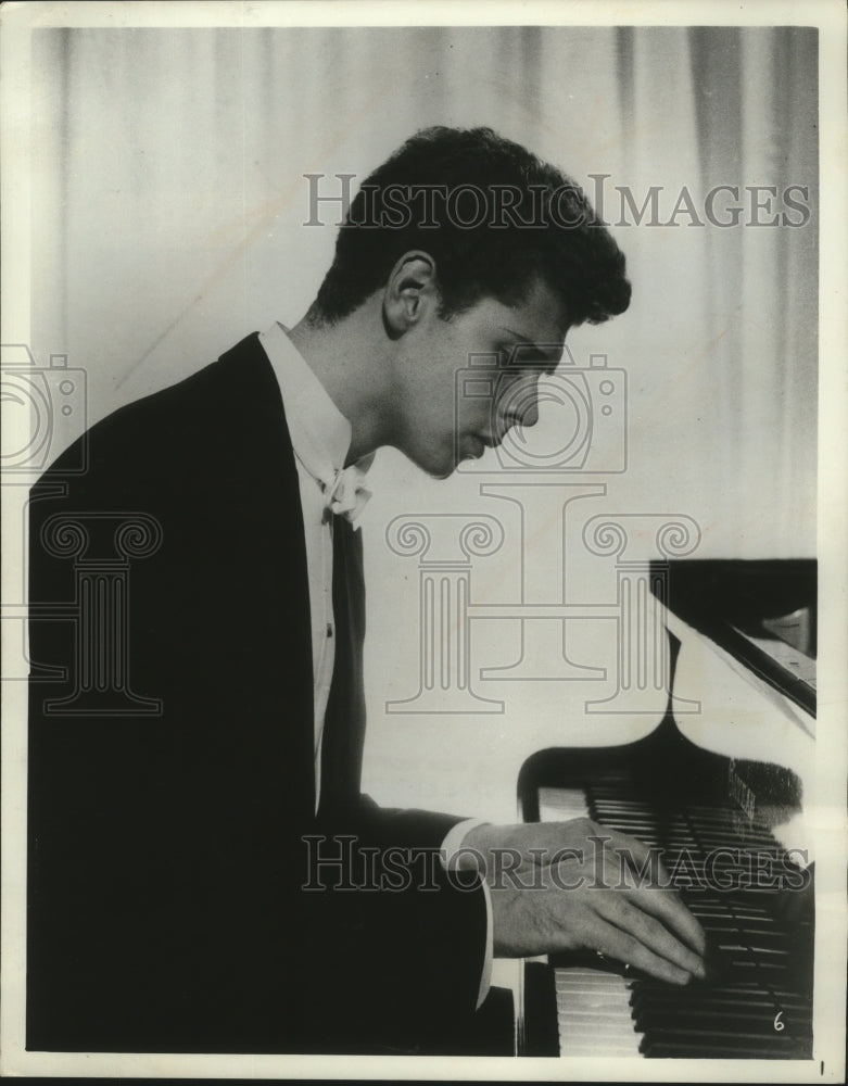 1966 Press Photo Van Cliburn, noted pianist - mjx21166-Historic Images