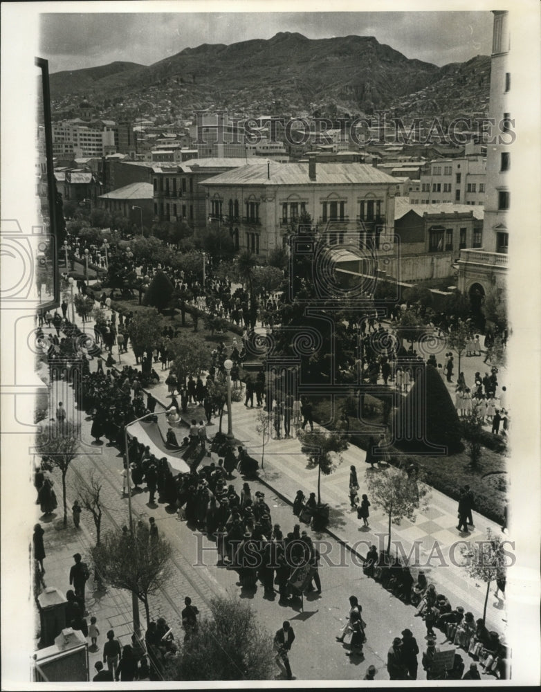 1963 Press Photo Bolivians move in streets of La Paz for &quot;To The Sea&quot; day.-Historic Images