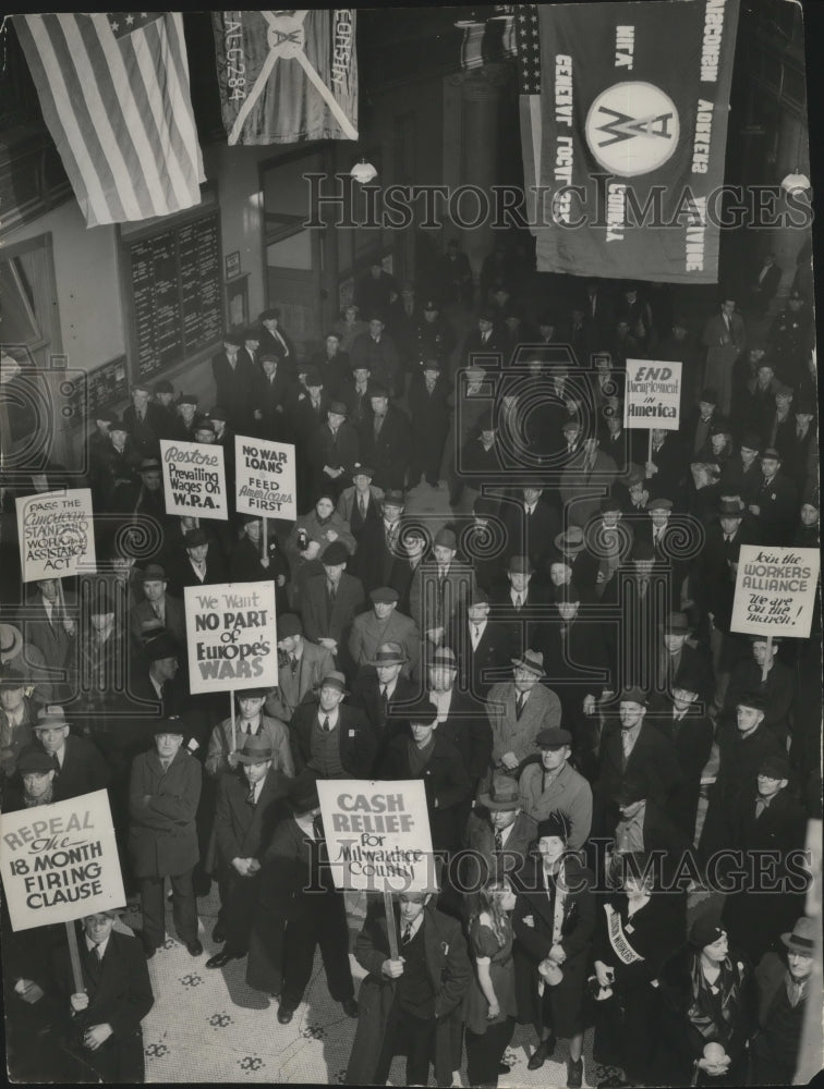 1948 Press Photo Milwaukee City Hall-Observance of &quot;end unemployment day.&quot;-Historic Images