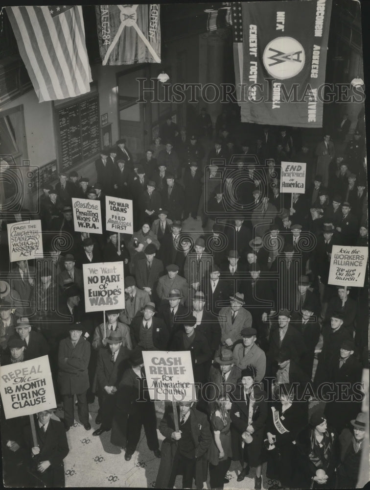 1948 Press Photo Milwaukee City Hall-Observance of "end unemployment day."-Historic Images