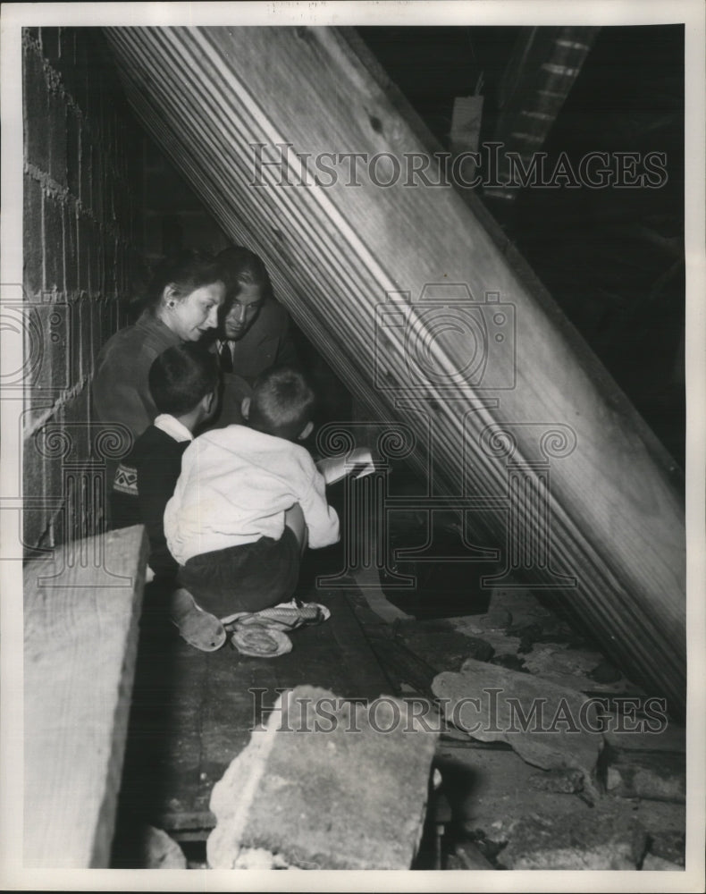 1953 Press Photo Civil Defense-U.S.-Shelters, Homemade bomb protection for four.- Historic Images