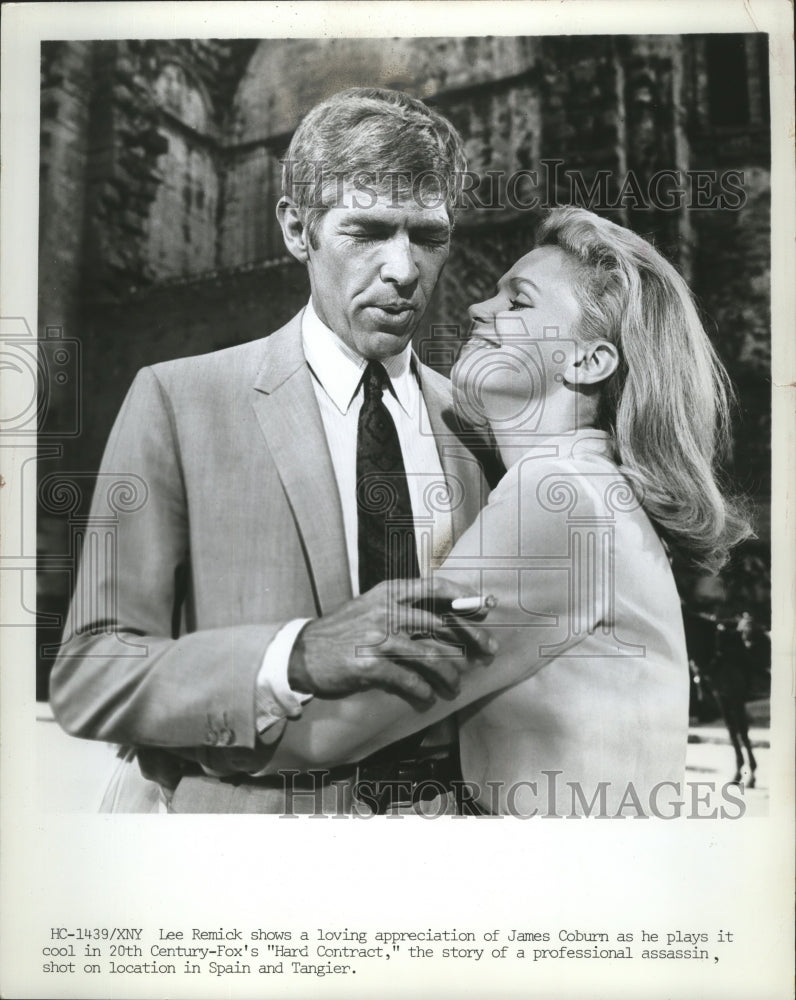 1969 Press Photo James Coburn and Lee Remick in romantic drama &quot;Hard Contract.&quot; - Historic Images