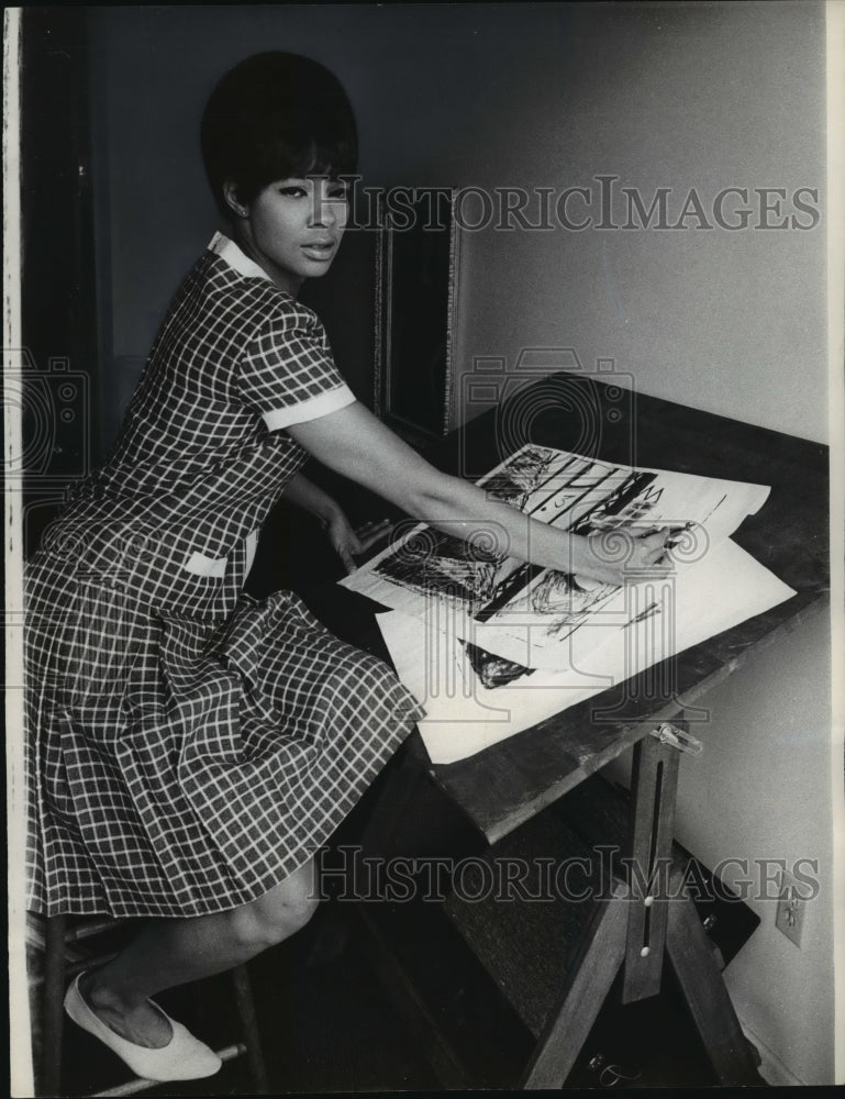1966 Press Photo Carol Cole&#39;s favorite hobby is drawing - mjx21702-Historic Images