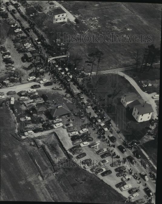 1961 Press Photo Air view of General MacArthur as he is welcomed into Wisconsin-Historic Images