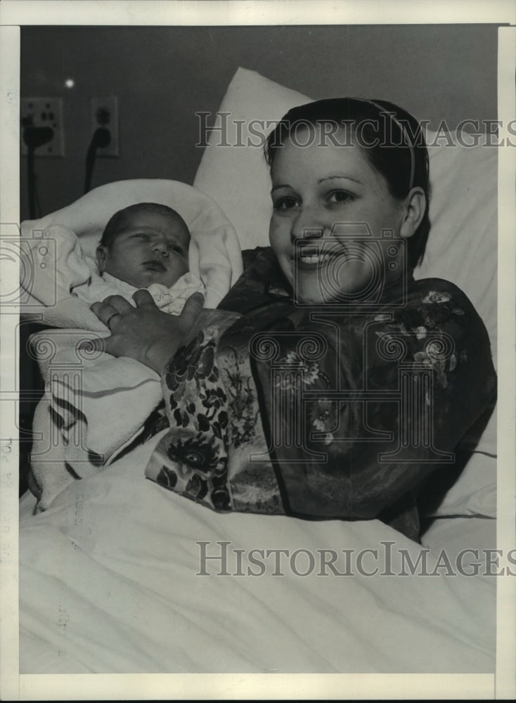 1934 Press Photo Maxine Lewis, wife of Donald Cook, with her infant daughter-Historic Images