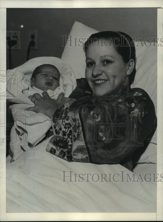 1934 Press Photo Maxine Lewis, wife of Donald Cook, with her infant daughter-Historic Images