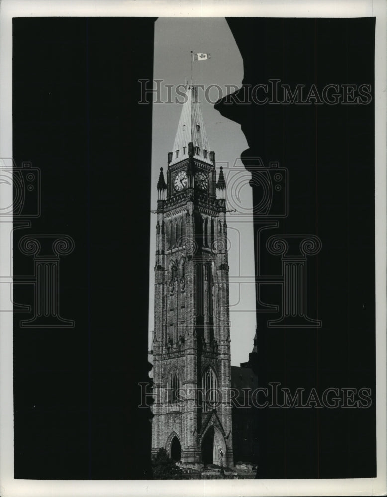 1982 Press Photo Canada-Ontario-Cities-Ottawa, Stately Peace Tower in Ottawa.-Historic Images
