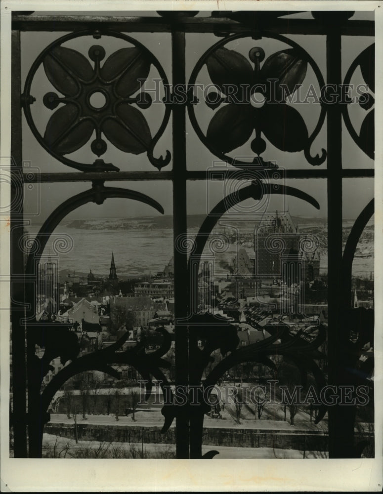 1952 Press Photo Chateau Frontenac at Old Quebec through ornate ironwork-Historic Images
