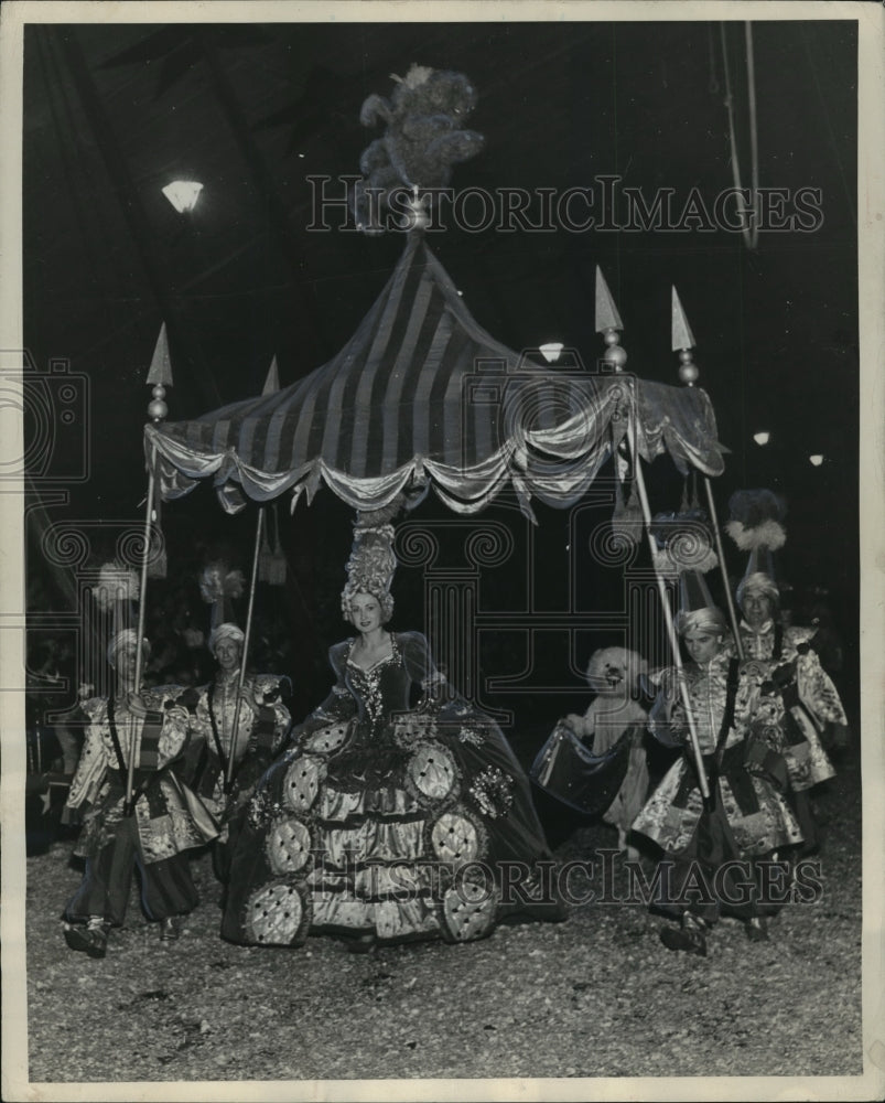 1944 Press Photo &quot;Pando&#39;s Paradise,&quot; a fairyland of dazzling, colorful costumes-Historic Images