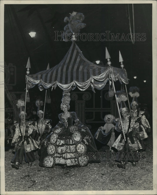 1944 Press Photo "Pando's Paradise," a fairyland of dazzling, colorful costumes-Historic Images