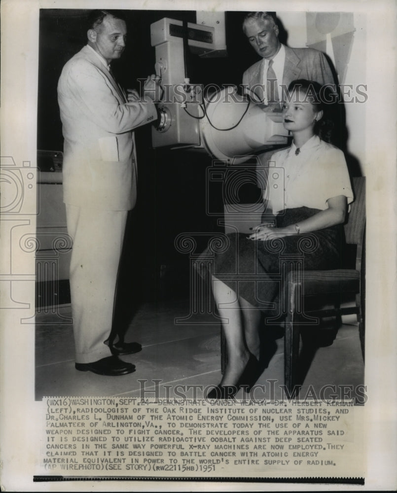 1951 Press Photo Doctors use Mrs. Mickey Palmateer to demonstrate new weapon-Historic Images