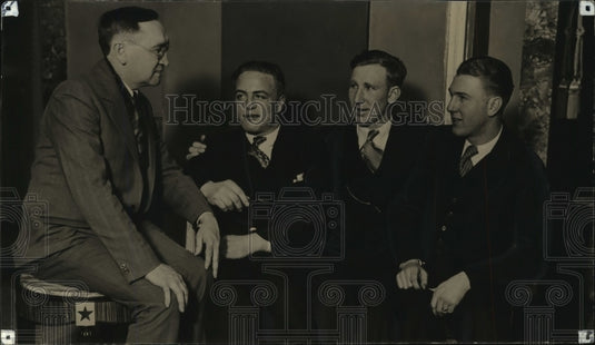 1980 Press Photo Coach Frank Murray Talking To Football Captains - Historic Images