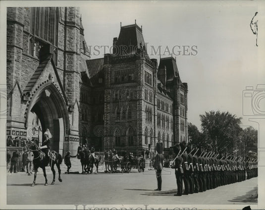 1932 Press Photo Canada-Ontario, Parliamnt House-Earl of Bossborough In Carraige-Historic Images
