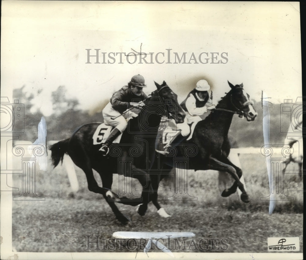 1936 Press Photo Galdys Vanderbilt Whitney on Clotho, wins at United Hunts meet - Historic Images