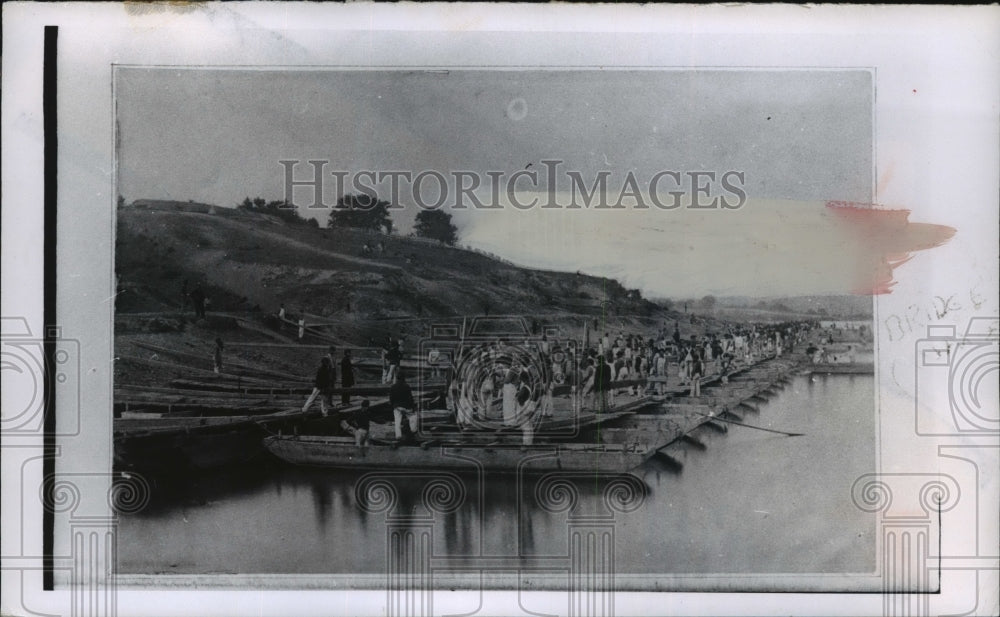 Press Photo Engineers building pontoon bridges during the Civil war - mjx22871-Historic Images