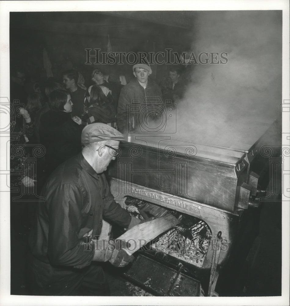 1967 Press Photo View of maple syrup making at Upper Canada Village Ontario-Historic Images