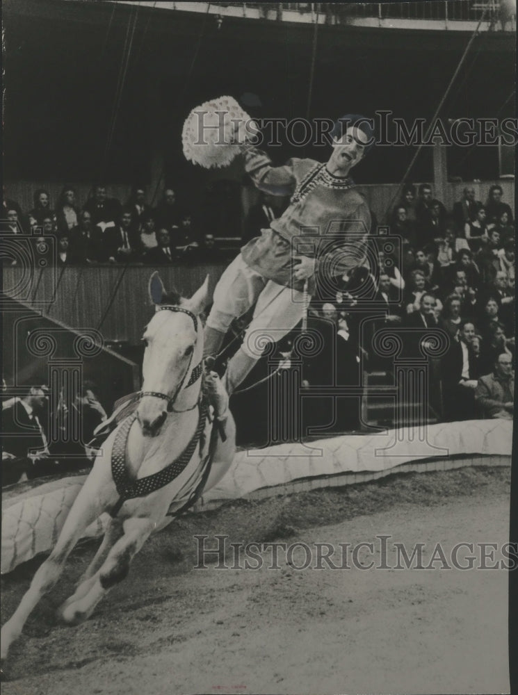 1963 Press Photo Khodzhabaev rider performs on a horse in the Moscow circus - Historic Images
