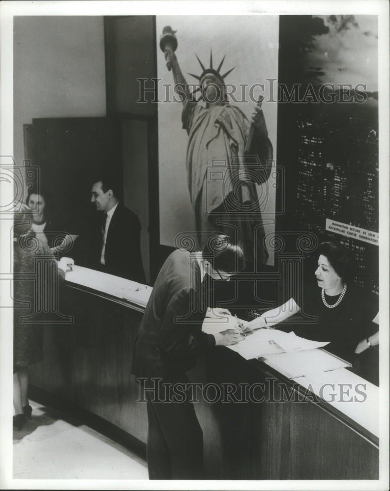 1968 Press Photo Inside the New York Convention and Visitors Bureau - Historic Images