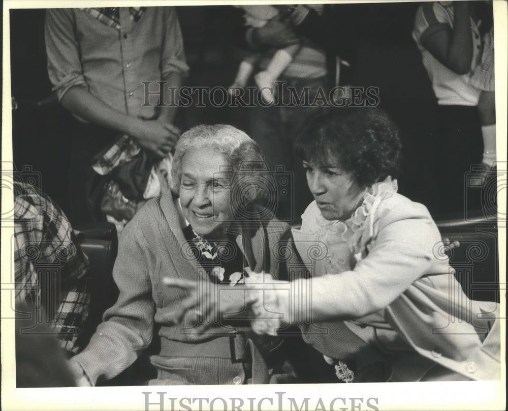 1980 Press Photo Erminia Santos de Costa Reunited With Daughter After 25 Years- Historic Images