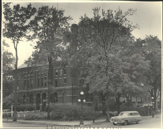 1954 Wauwatosa, Wisconsin courthouse  - Historic Images